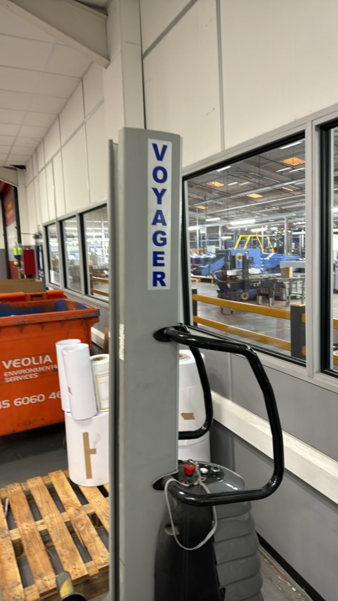 Voyager Electric Handling Lift - Image 5 of 9