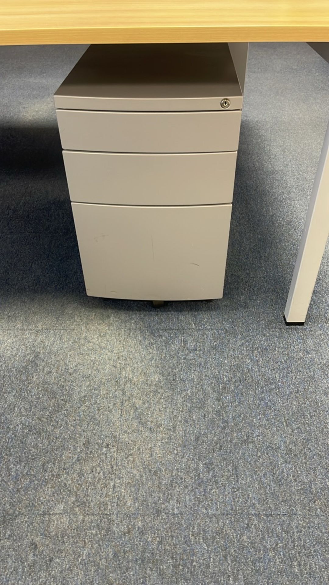 Bank Of 4 Desks With Privacy Dividers & Chairs - Image 4 of 5