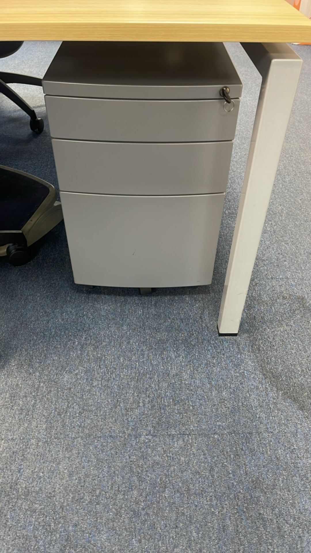 Bank Of 4 Desks With Privacy Dividers & Chairs - Image 4 of 5