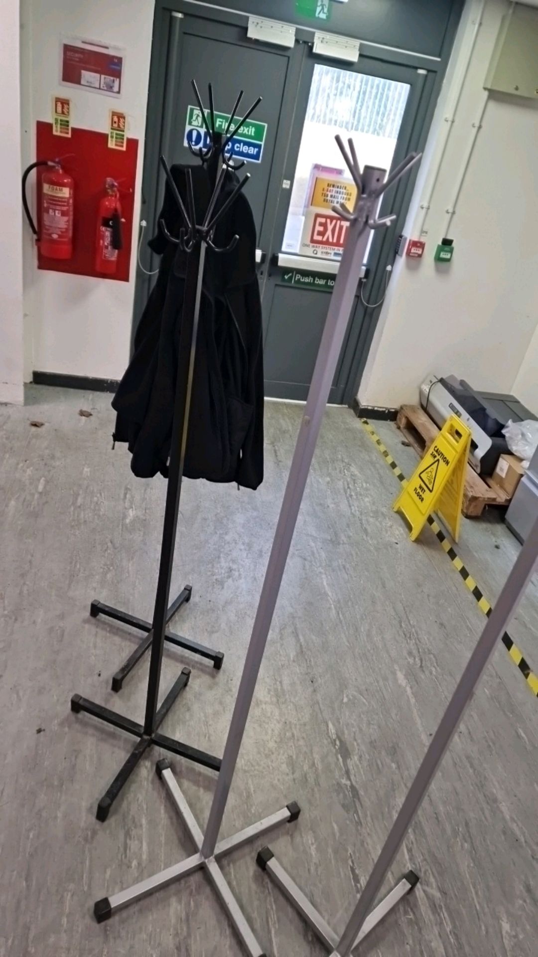 Metal Coat Stands x4 - Image 3 of 3