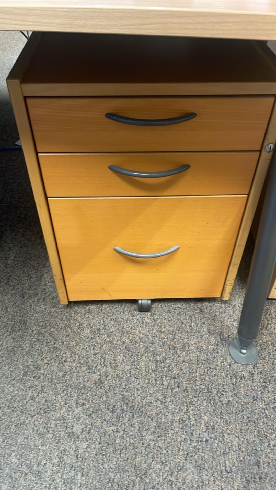 Bank Of 6x Desks With Privacy Dividers - Image 6 of 12