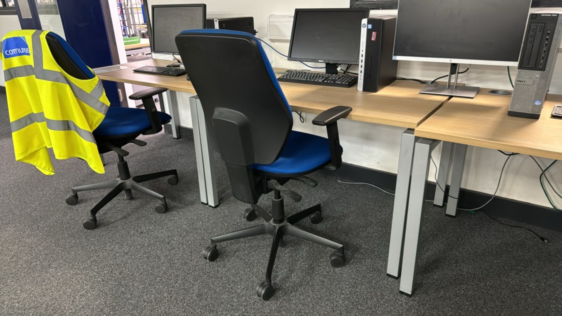 Bank Of 4 Desks & 4 Office Chairs - Image 6 of 6