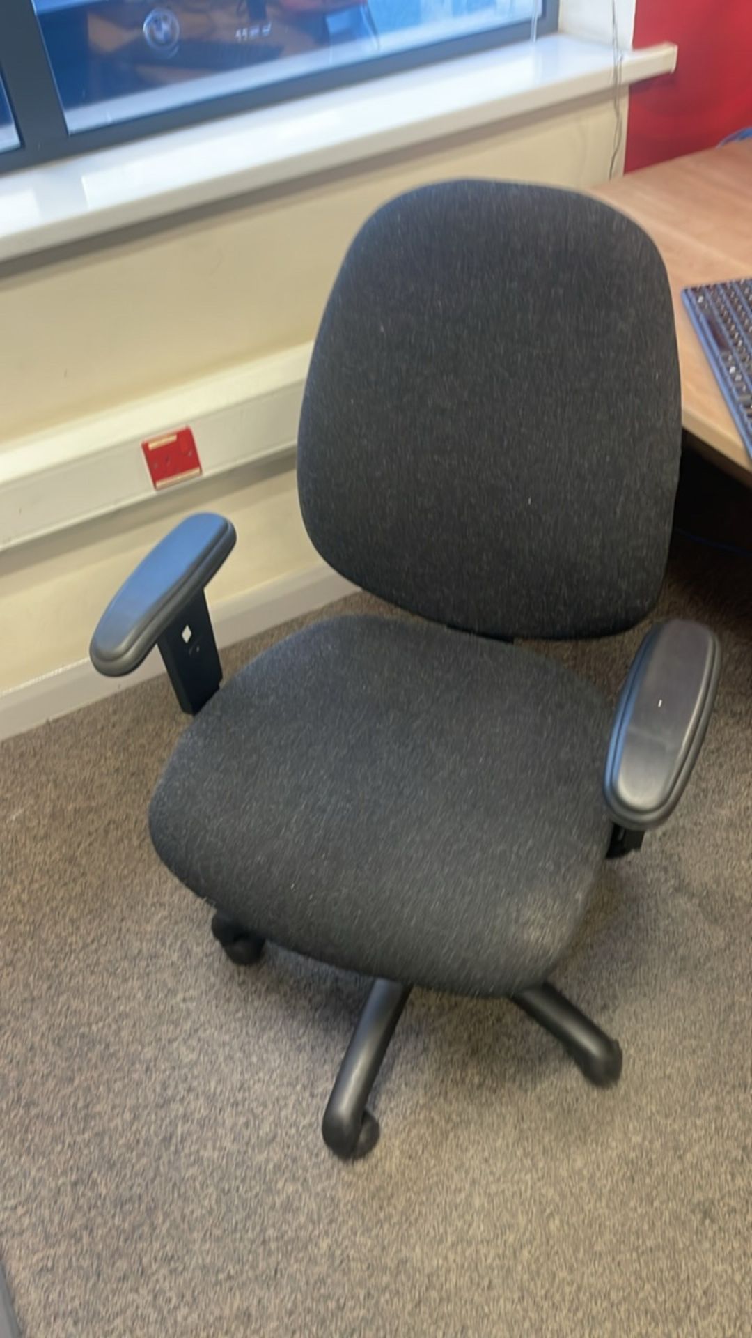 Bank Of 6x Desks With Privacy Dividers - Image 7 of 12