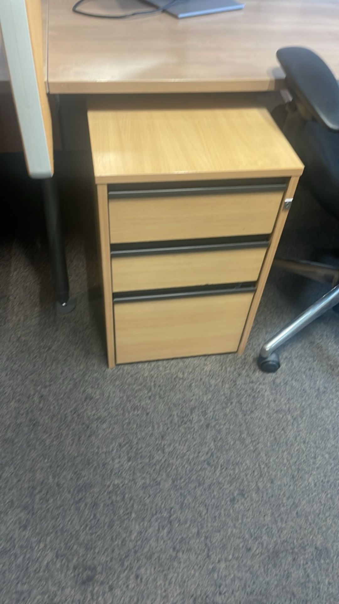 Bank Of 6x Desks With Privacy Dividers - Image 7 of 9