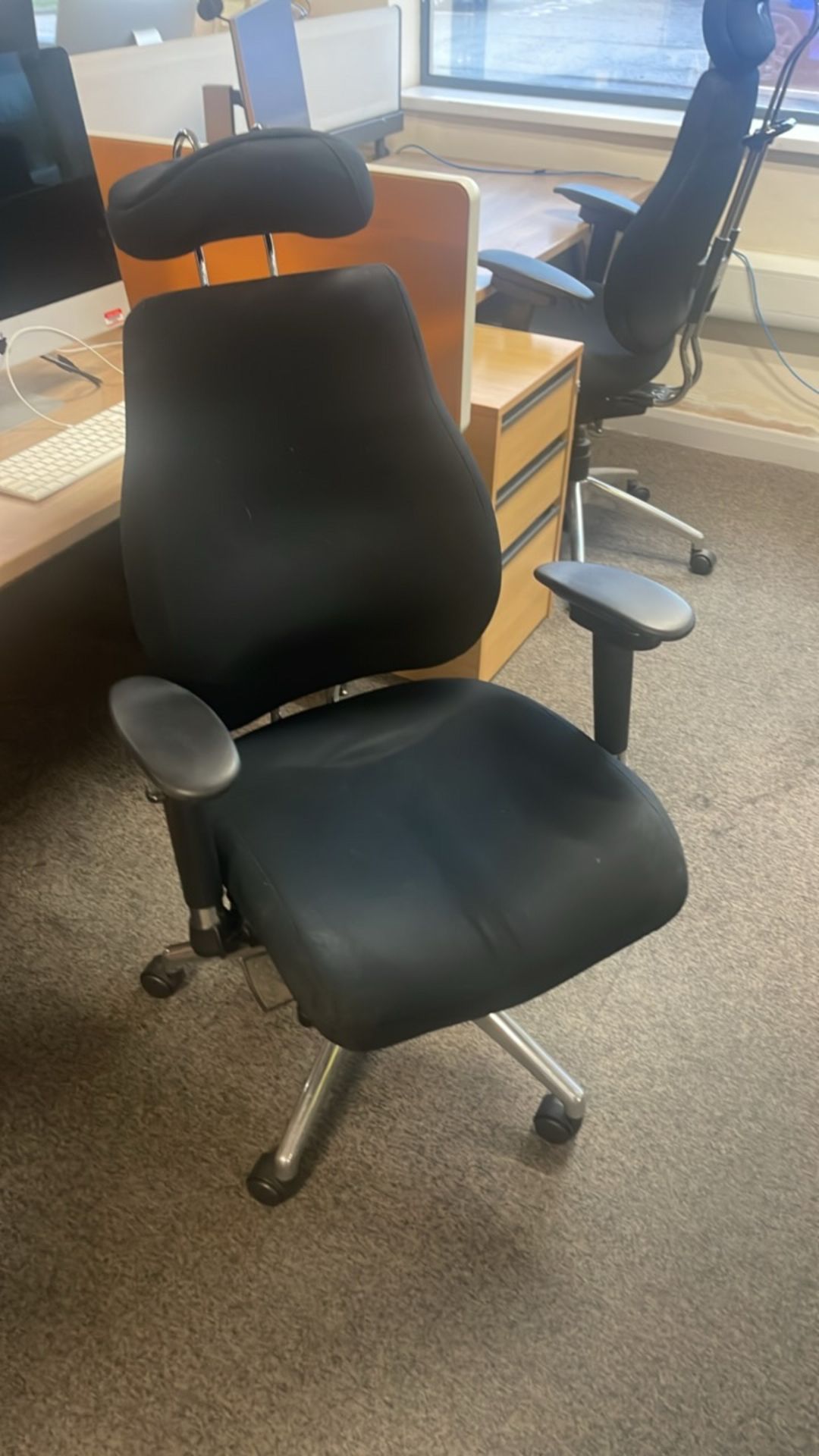 Bank Of 6x Desks With Privacy Dividers - Image 6 of 9