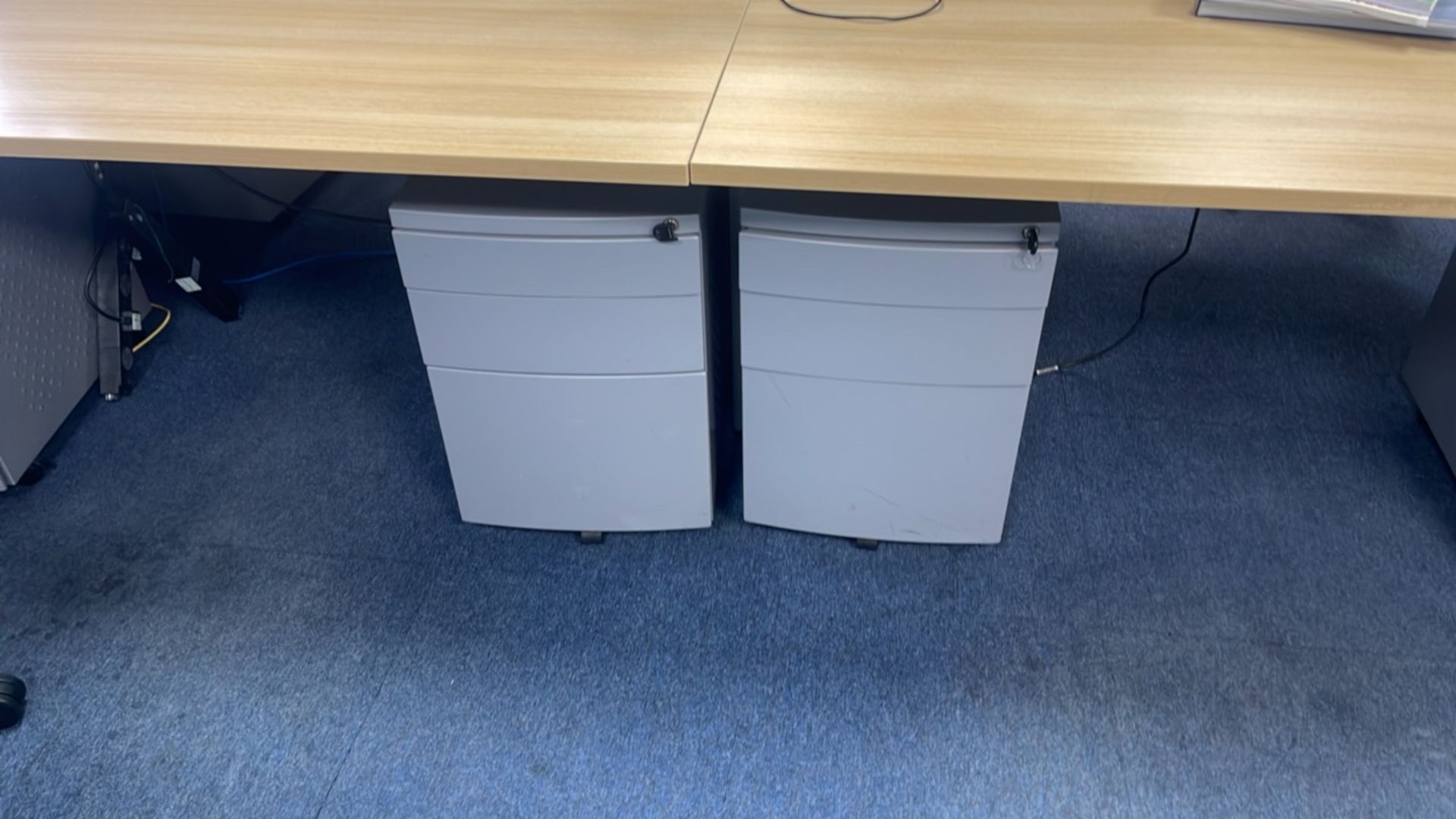 Bank Of 4 Desks With Privacy Dividers & Chairs - Image 9 of 9