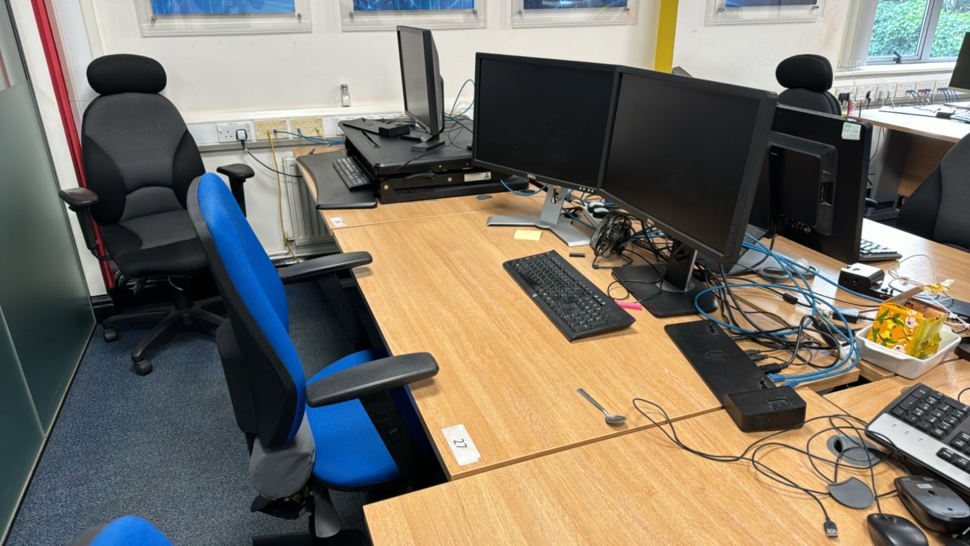 Bank Of 6 Office Desks & Chairs - Image 5 of 5