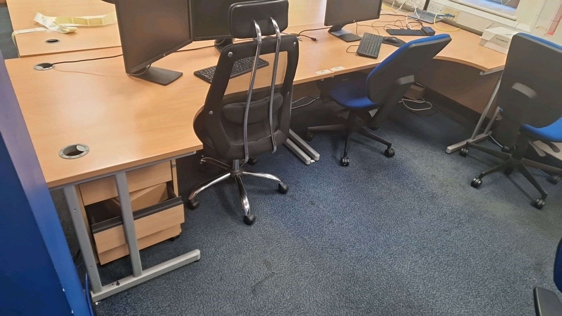 Bank Of 4 Curved Desks - Image 3 of 4