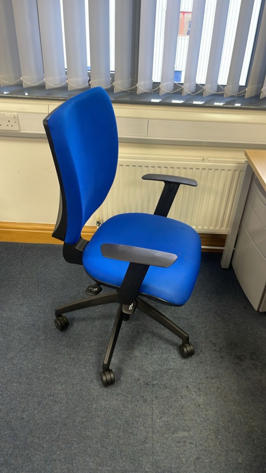 Bank Of 4 Desks With Privacy Dividers & Chairs - Image 8 of 9