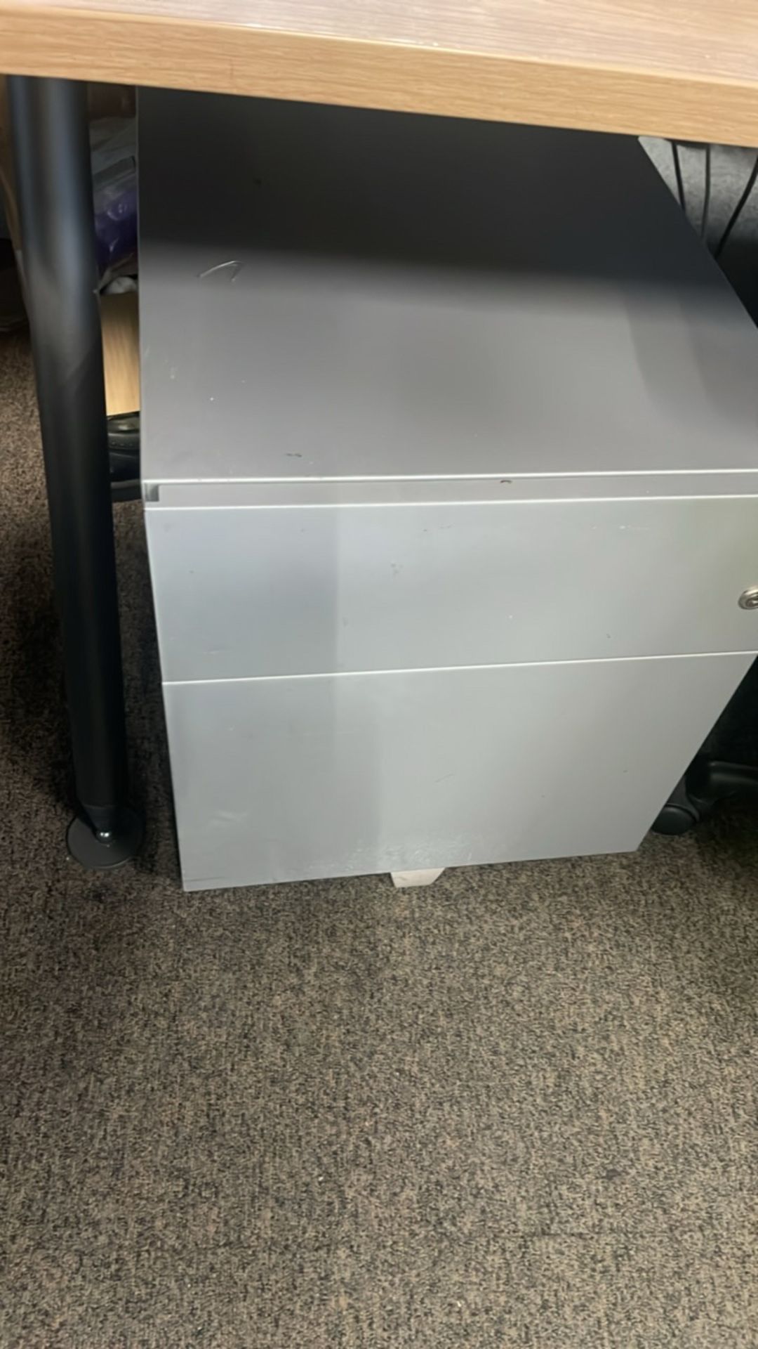 Bank Of 6x Desks With Privacy Dividers - Image 5 of 5