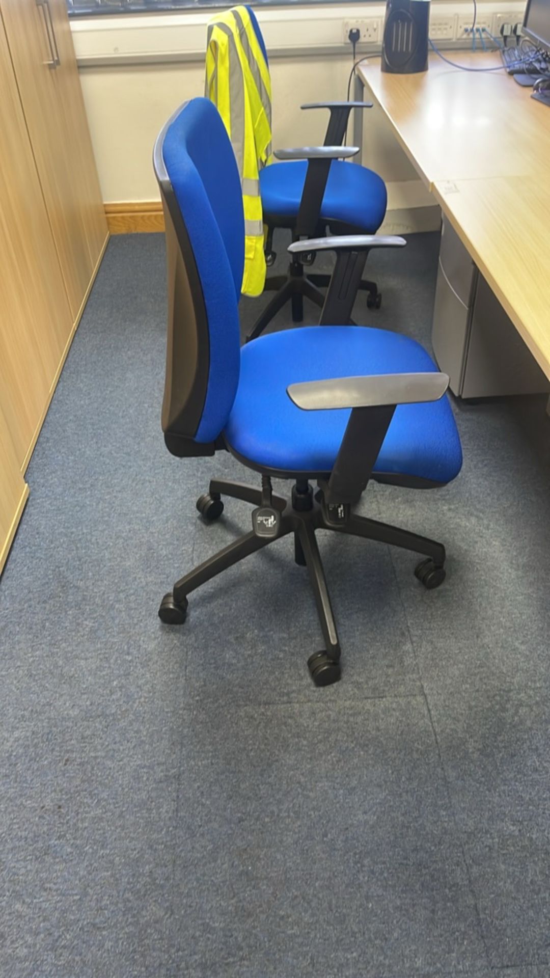 Bank Of 4 Desks With Privacy Dividers & Chairs - Image 6 of 6