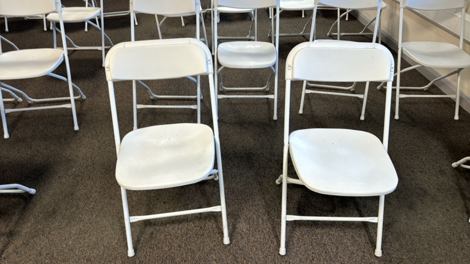 Quantity Of White Metal & Plastic Foldable Chair - Bild 2 aus 5
