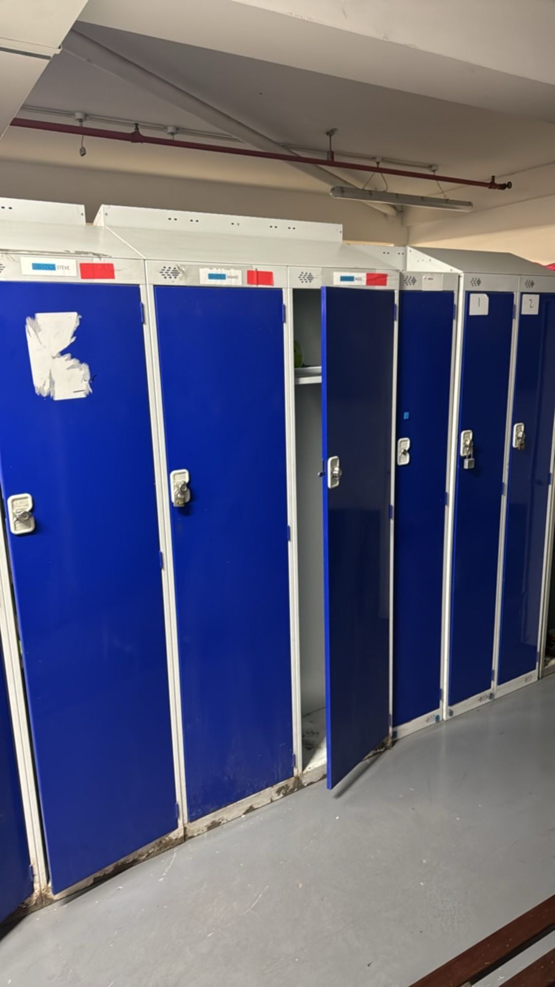 A Run Of 16 Lockers - Bild 4 aus 5