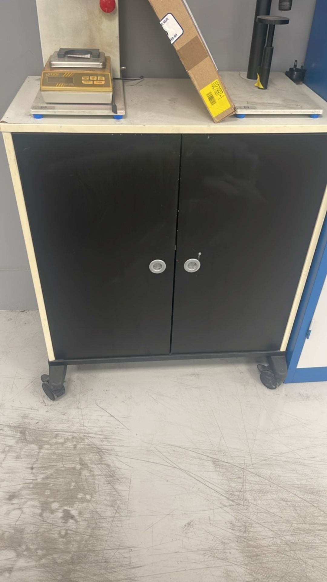 3 x Metal Storage Cabinets & Computer - Image 6 of 9