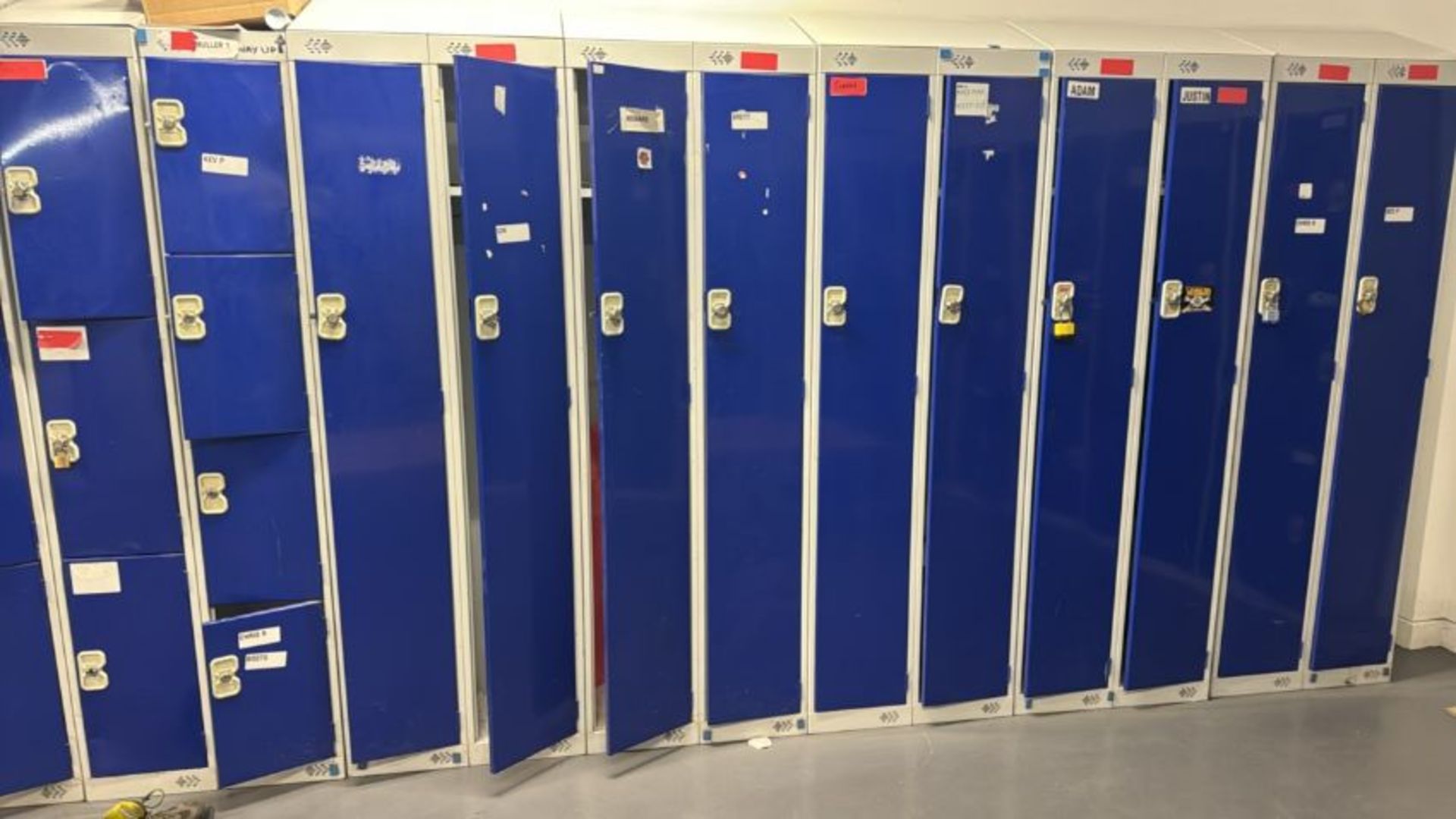 Bank of 5 Lockers