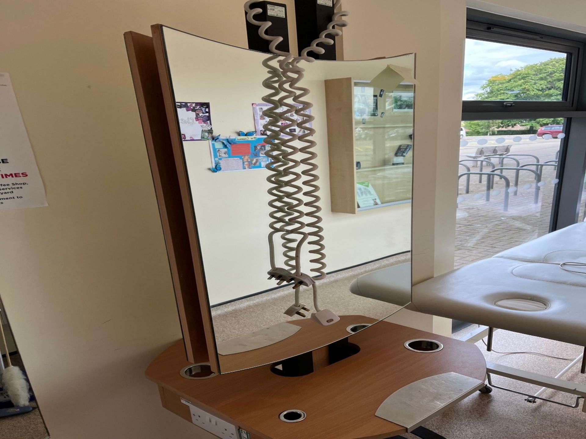 Mobile Salon Styling Unit With Mirror & Footrest (Direct from Tresham College) - Image 3 of 3