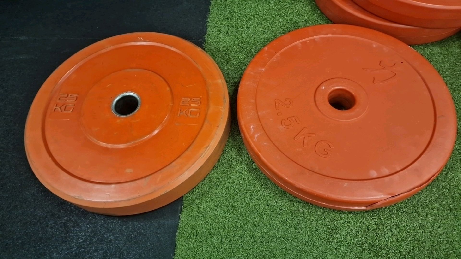 2.5kg Plates x4 - Image 5 of 5