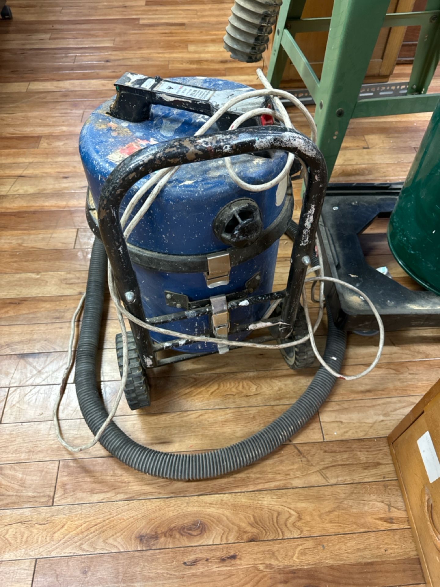 Nomatic Vacuum Cleaner - Image 2 of 3
