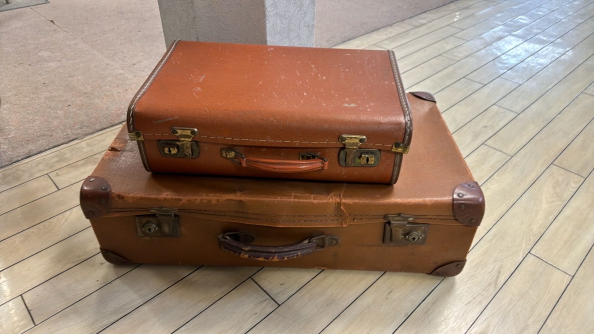 Prop Suitcases x5 - Image 4 of 4