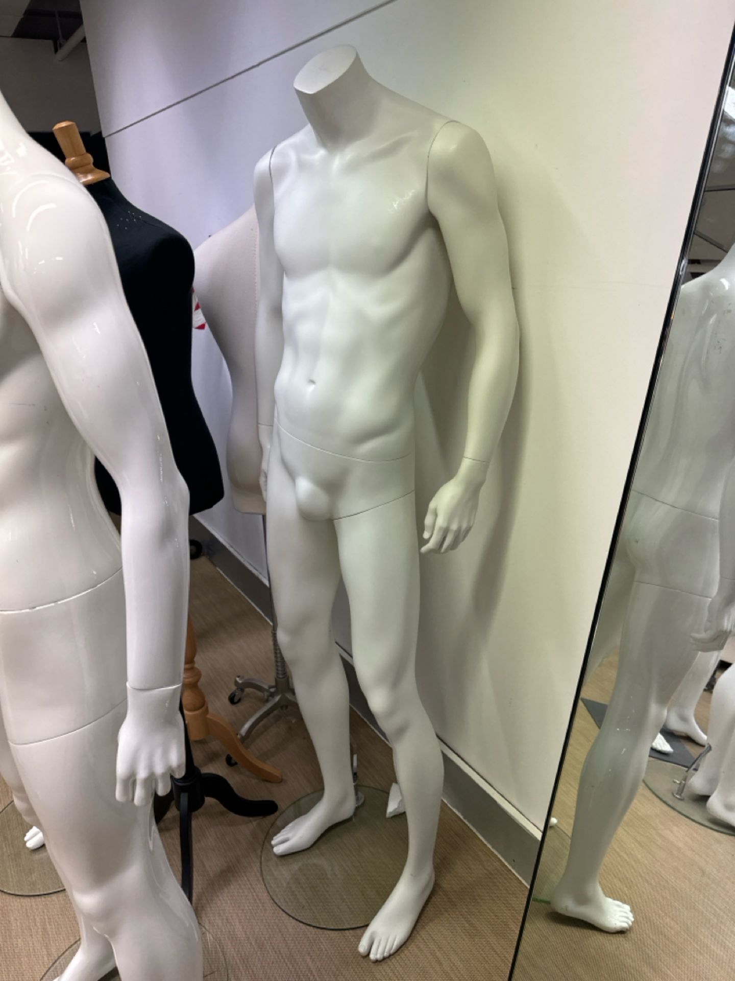 White Gloss Male Mannequins x5 - Image 4 of 4