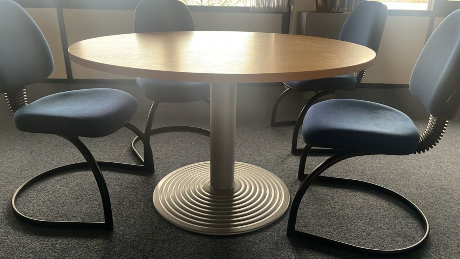 Circular Table x1 & Chairs x4 - Image 2 of 6