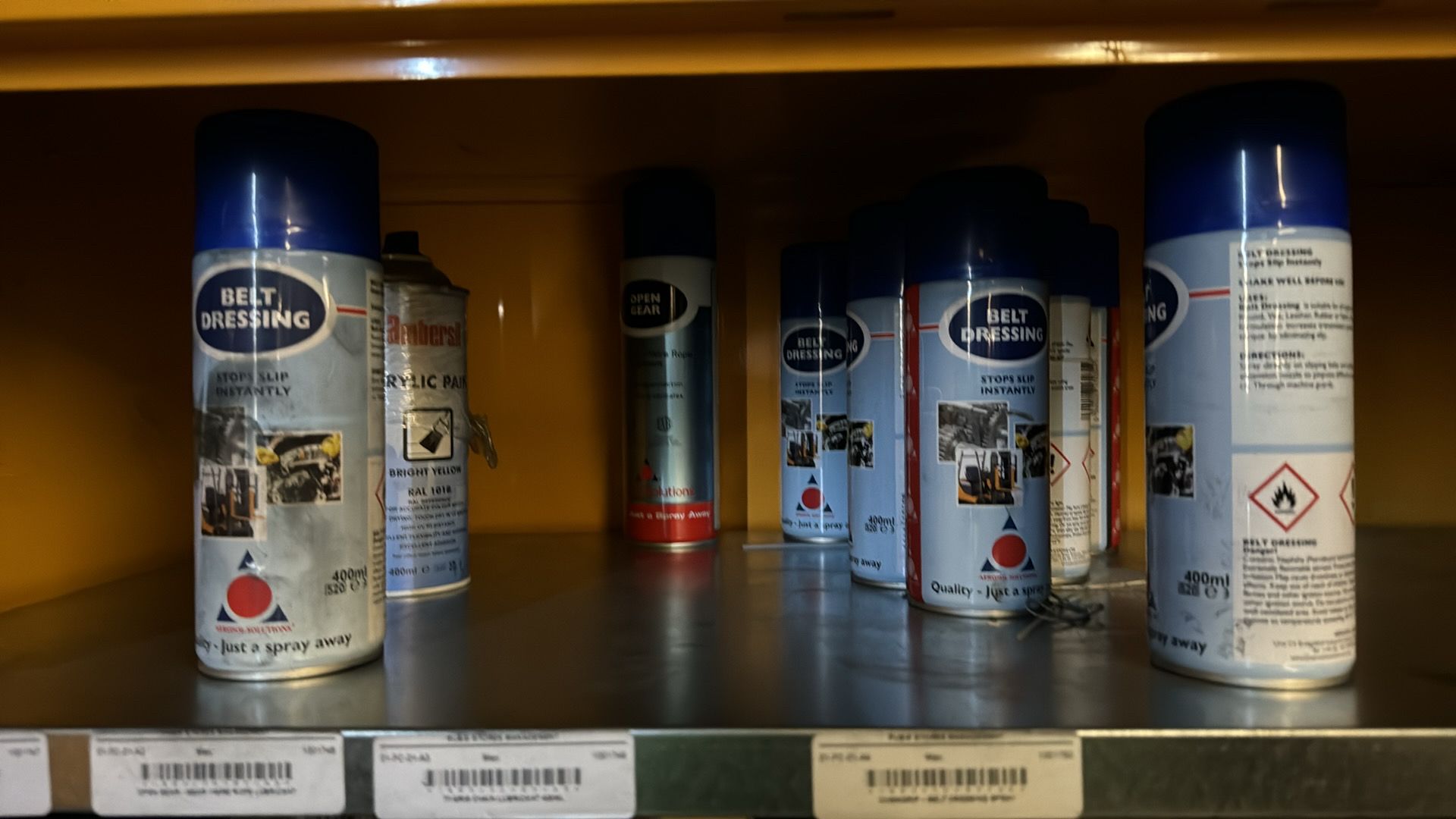 Cabinet & Contents Industrial Cleaning Products, Lubricants & Chemicals - Bild 2 aus 6