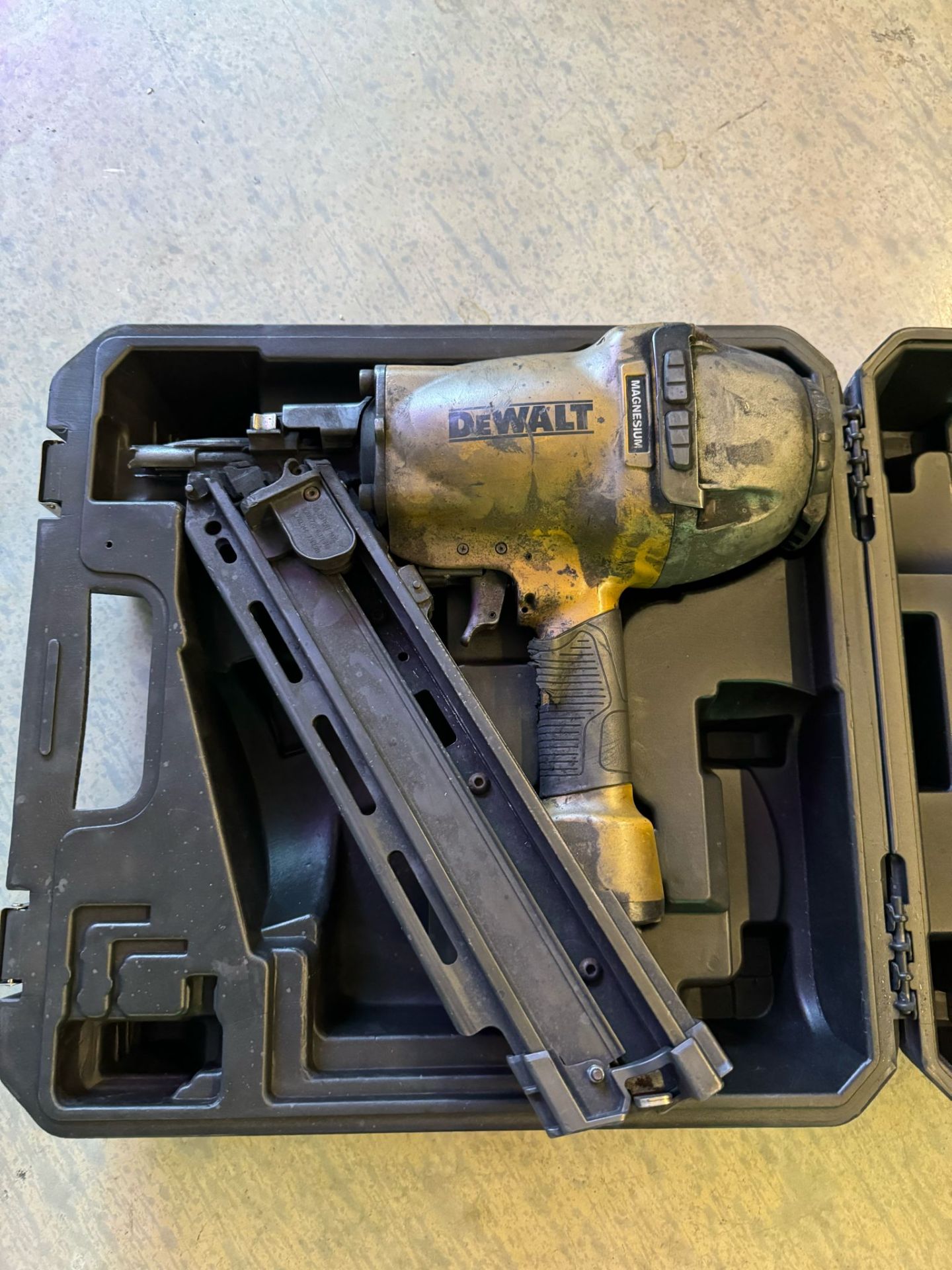 Dewalt DPN9033SM-XJ Pneumatic First Fix Framing Air Nail Gun with Case