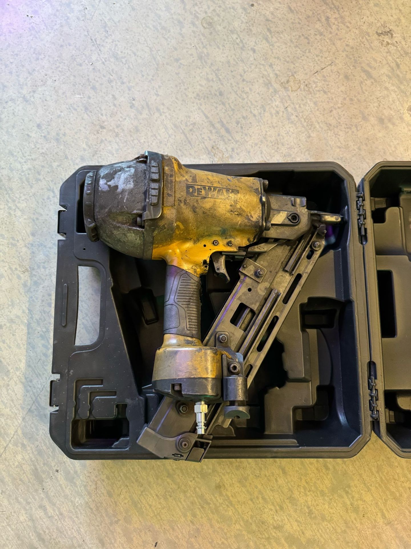 Dewalt DPN9033SM-XJ Pneumatic First Fix Framing Air Nail Gun with Case - Bild 2 aus 4