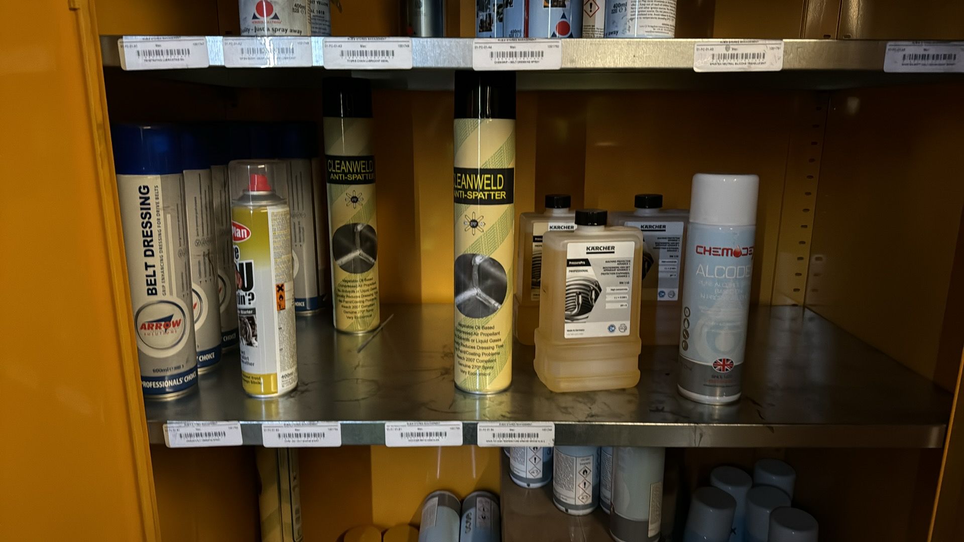 Cabinet & Contents Industrial Cleaning Products, Lubricants & Chemicals - Bild 3 aus 6