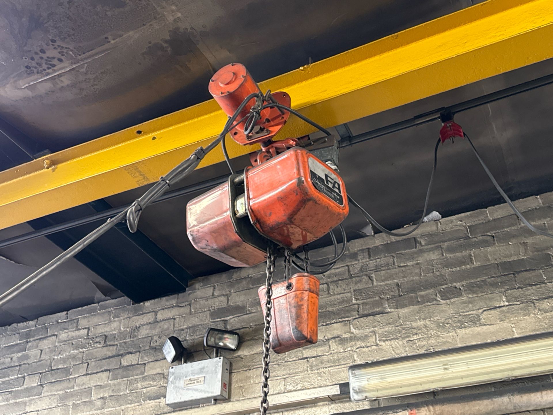 Elephant Chain Block 1 Tonne Hoist on Running Beam - Image 2 of 4