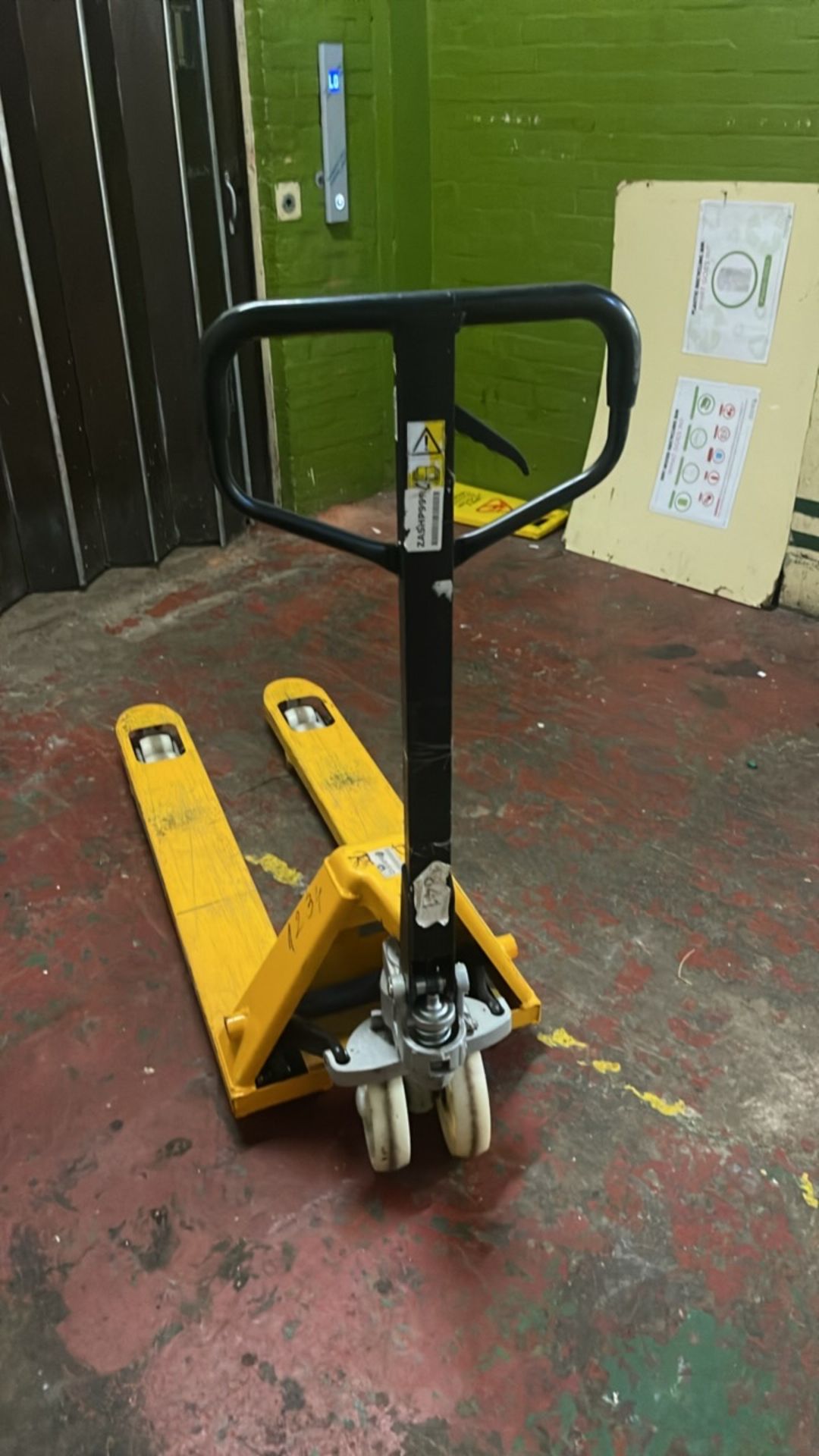 2500kg Pallet Truck - Image 5 of 5