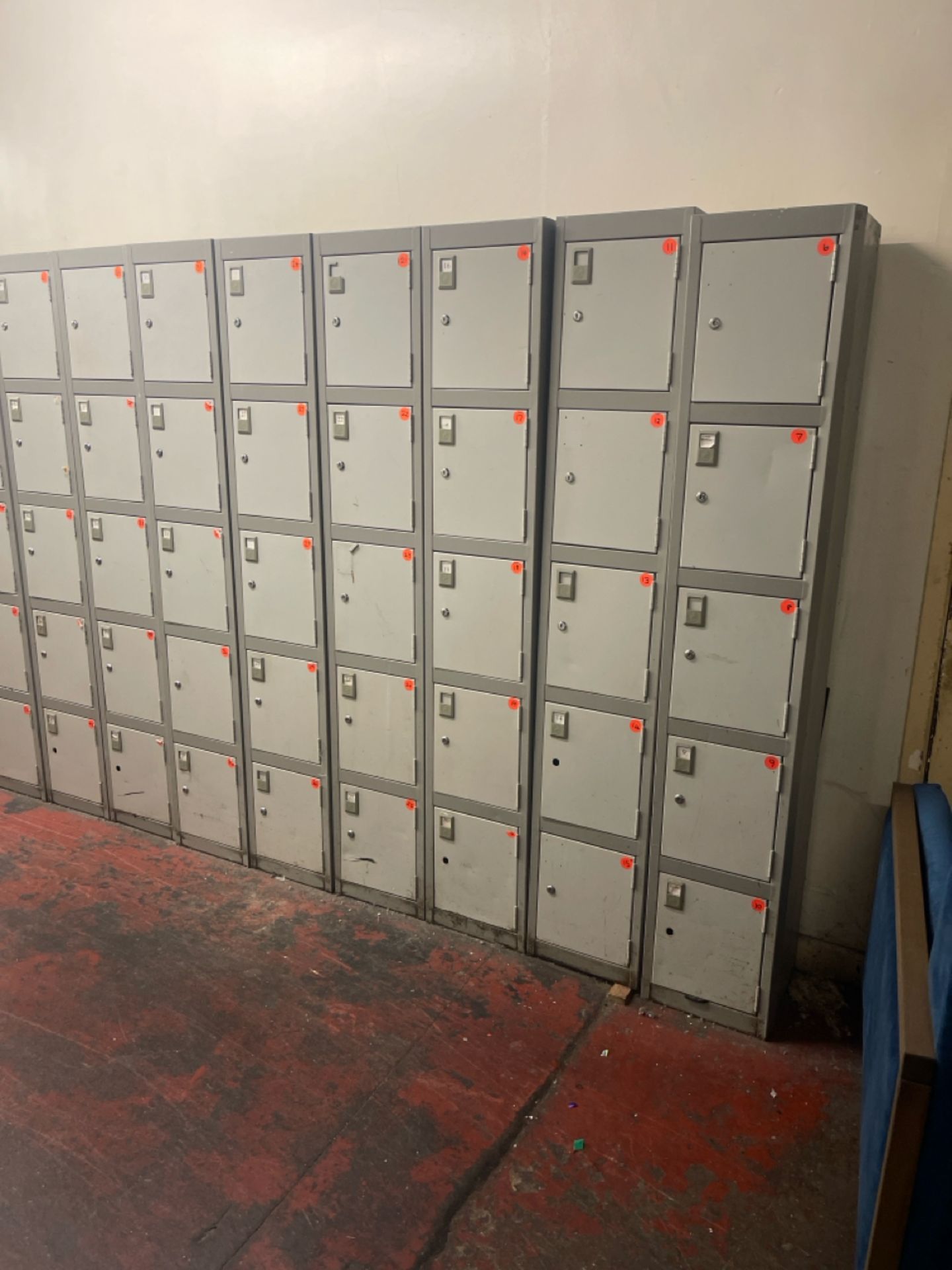 Bank Of 6 x 5 Lockers - Bild 2 aus 3