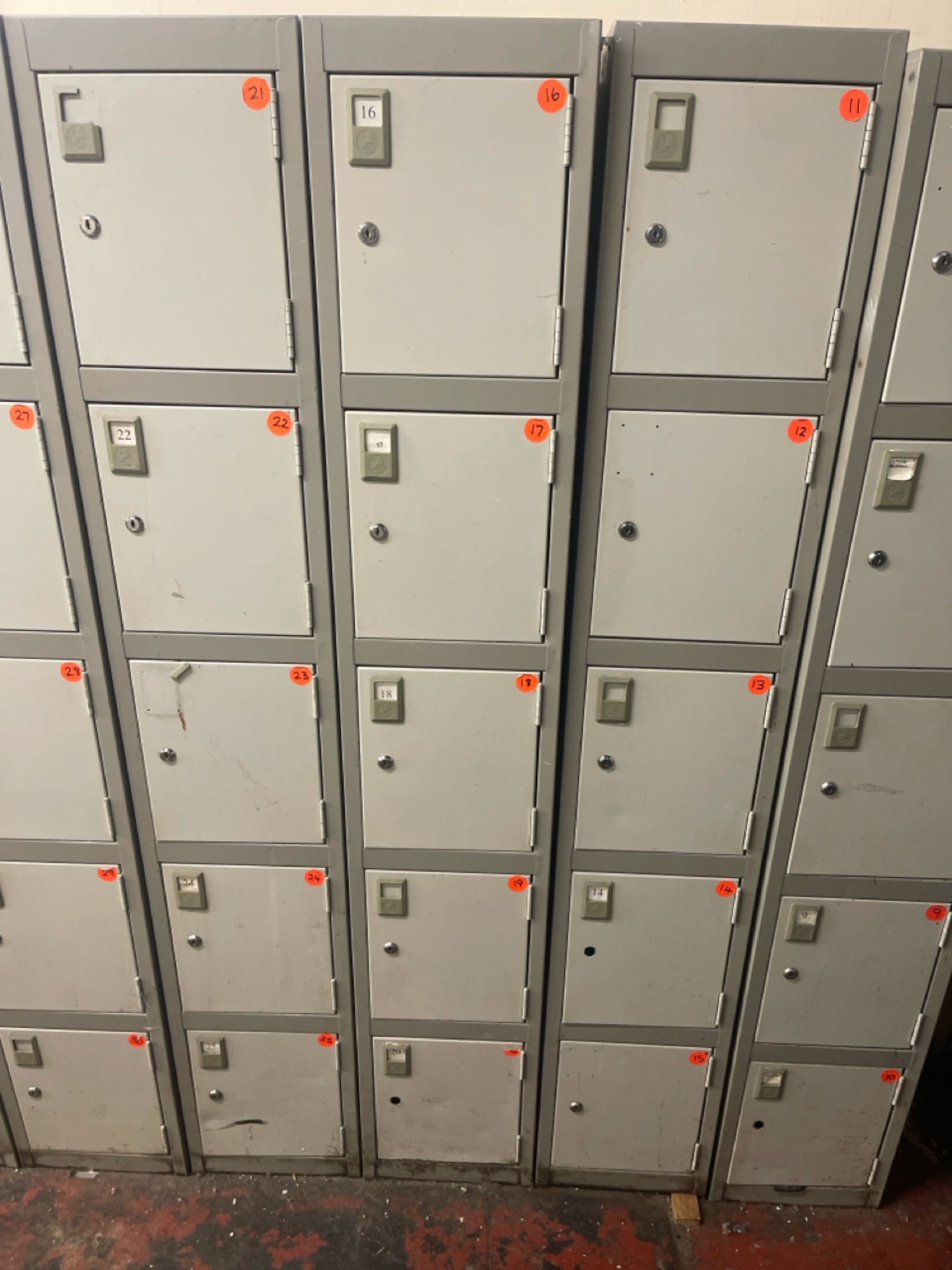 Bank Of 6 x 5 Lockers - Bild 3 aus 3