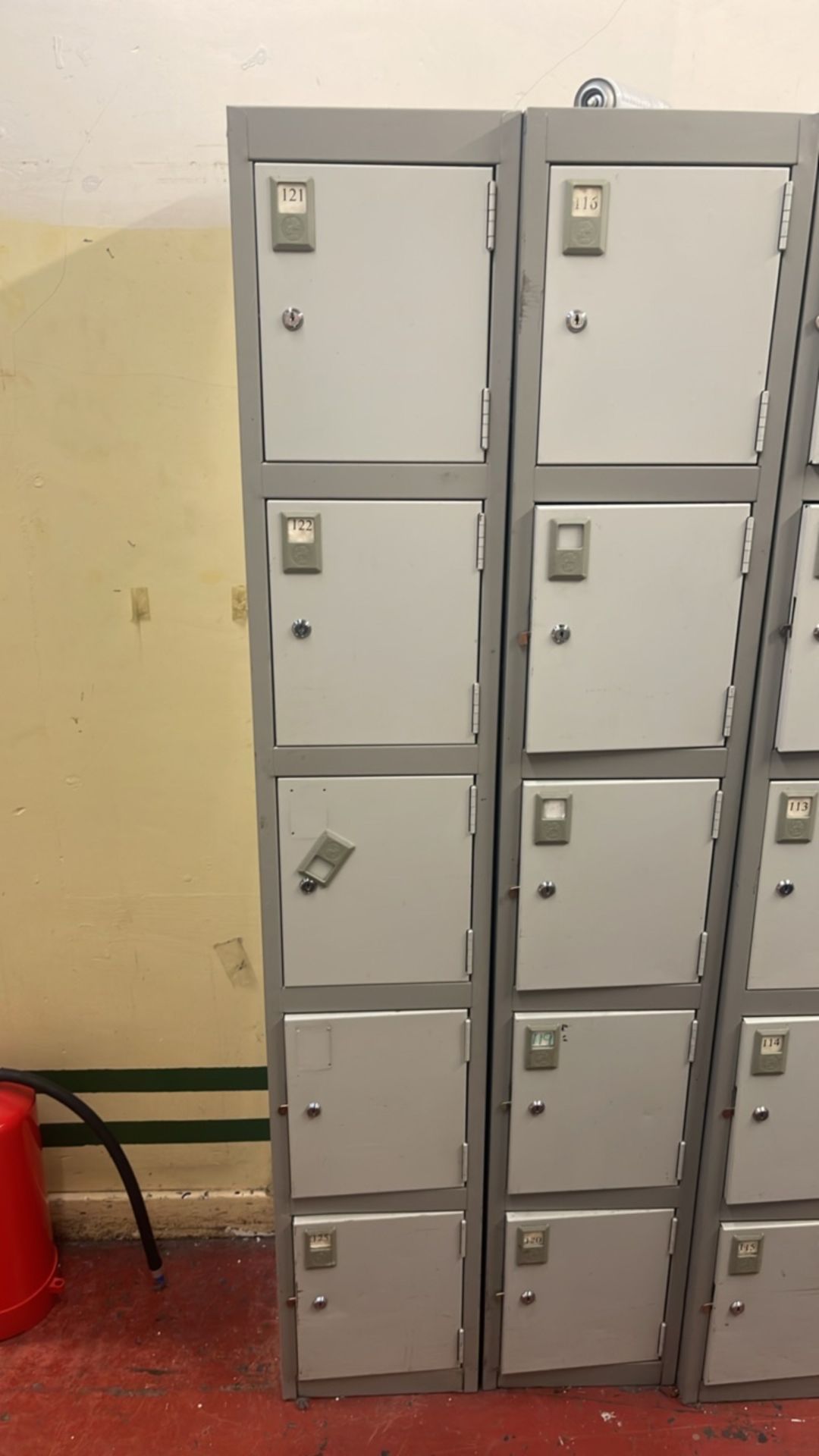 Bank Of 6 x 5 Lockers - Bild 3 aus 3