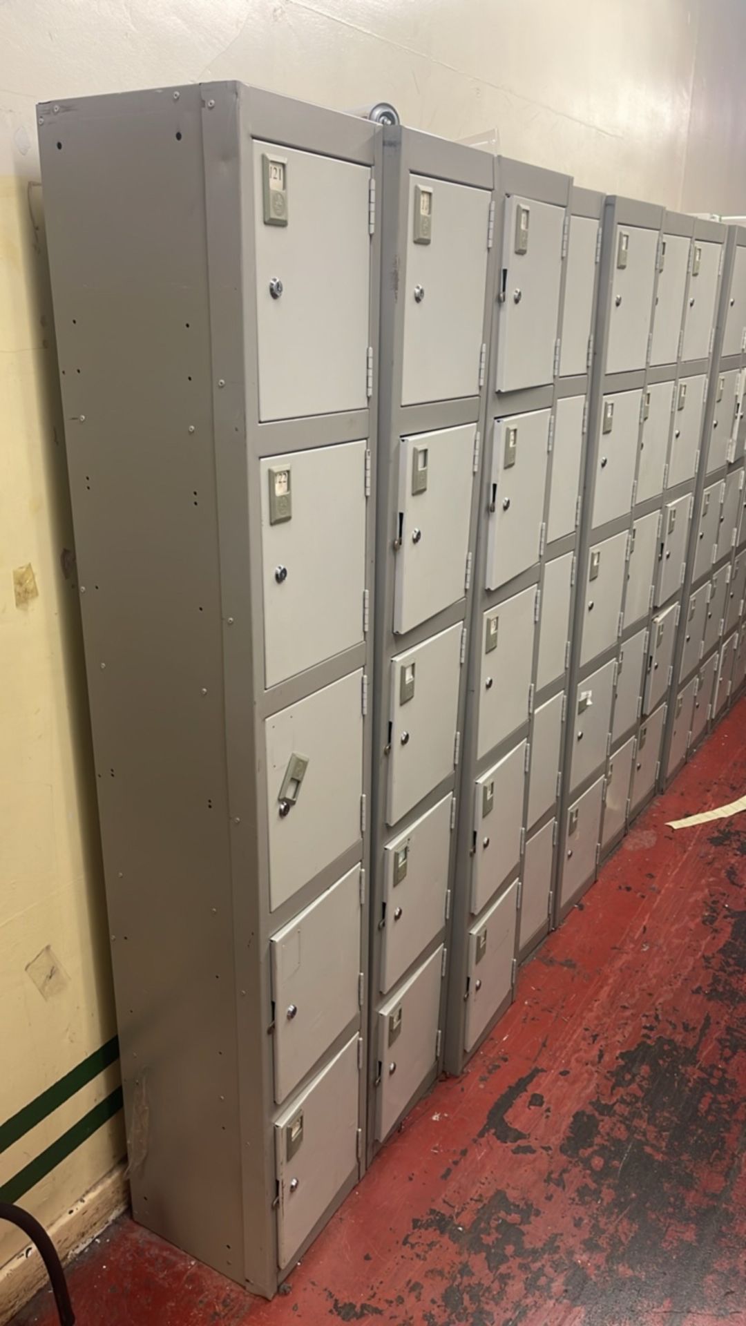 Bank Of 6 x 5 Lockers - Bild 2 aus 3