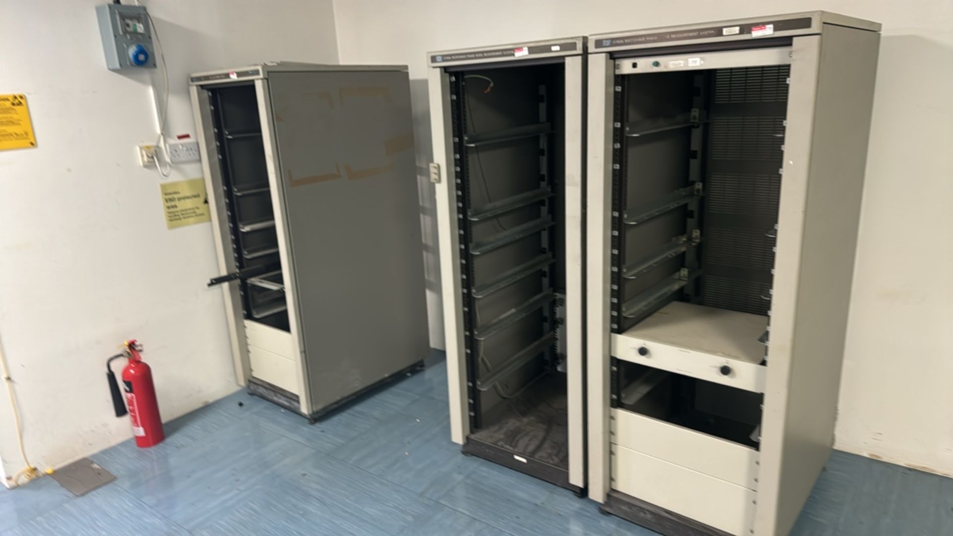 Server Cabinet x3 - Image 4 of 5