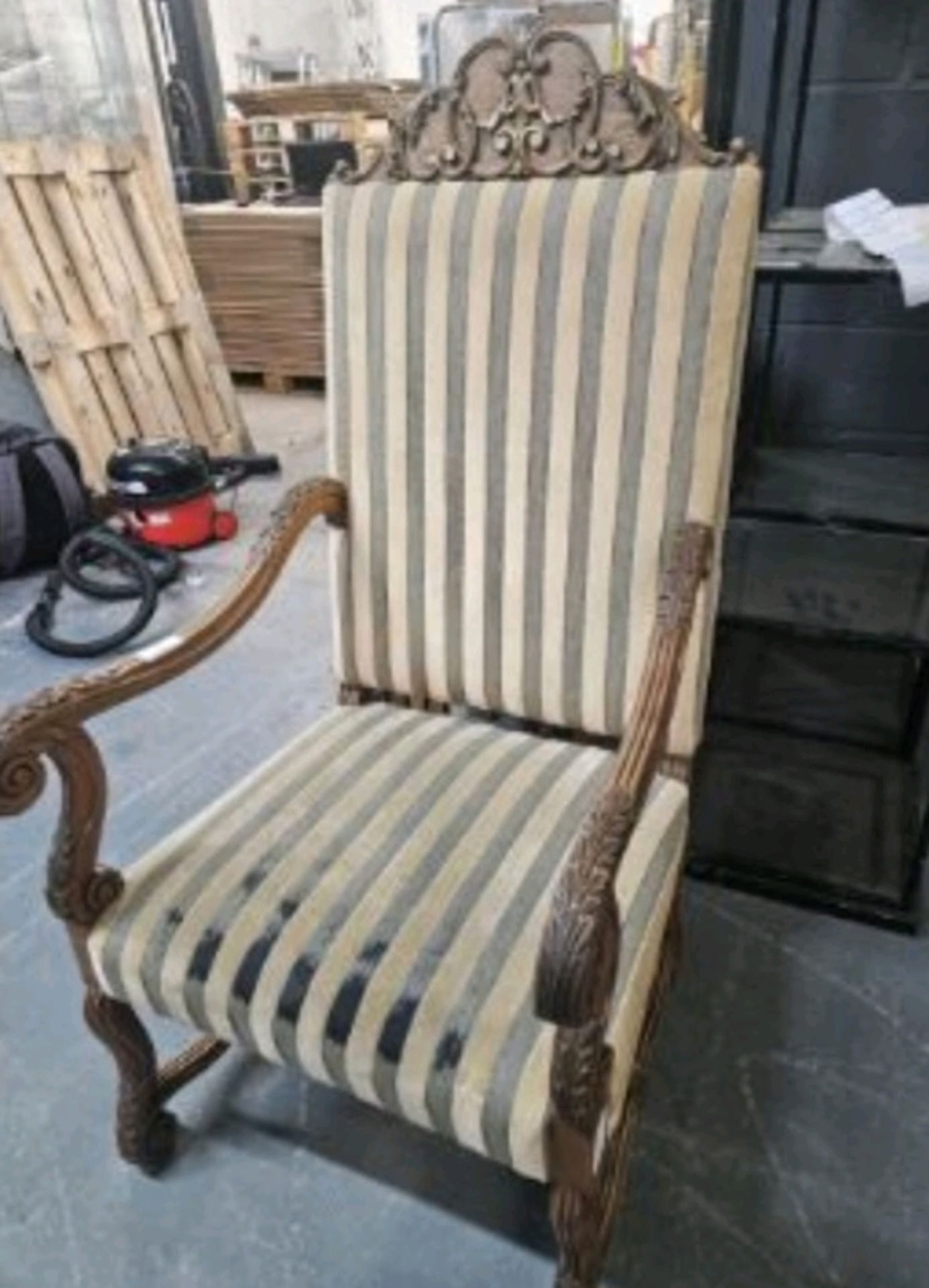 Carved Wooden Chair - Bild 2 aus 3