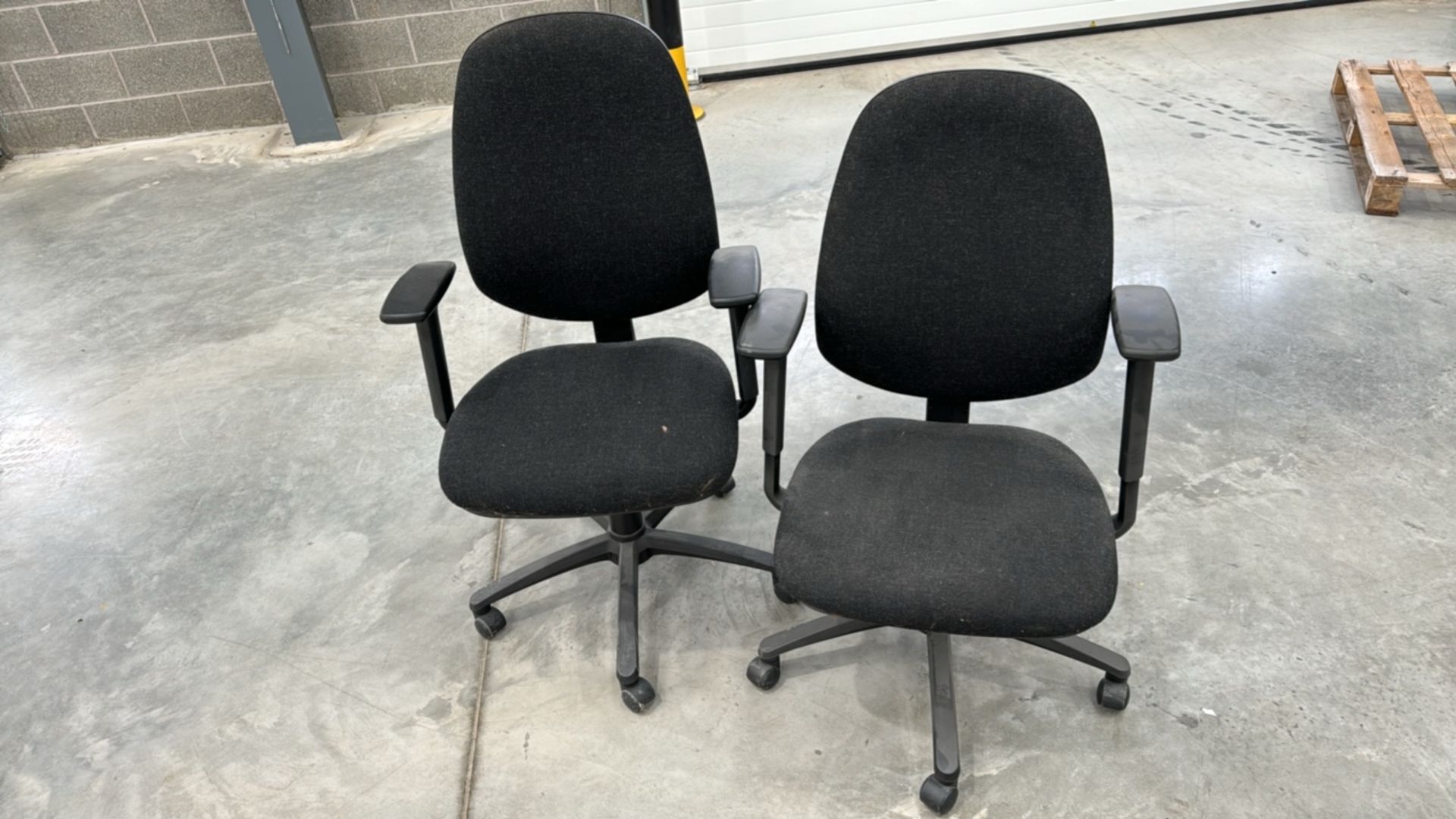 Office Chairs x2 - Image 2 of 5