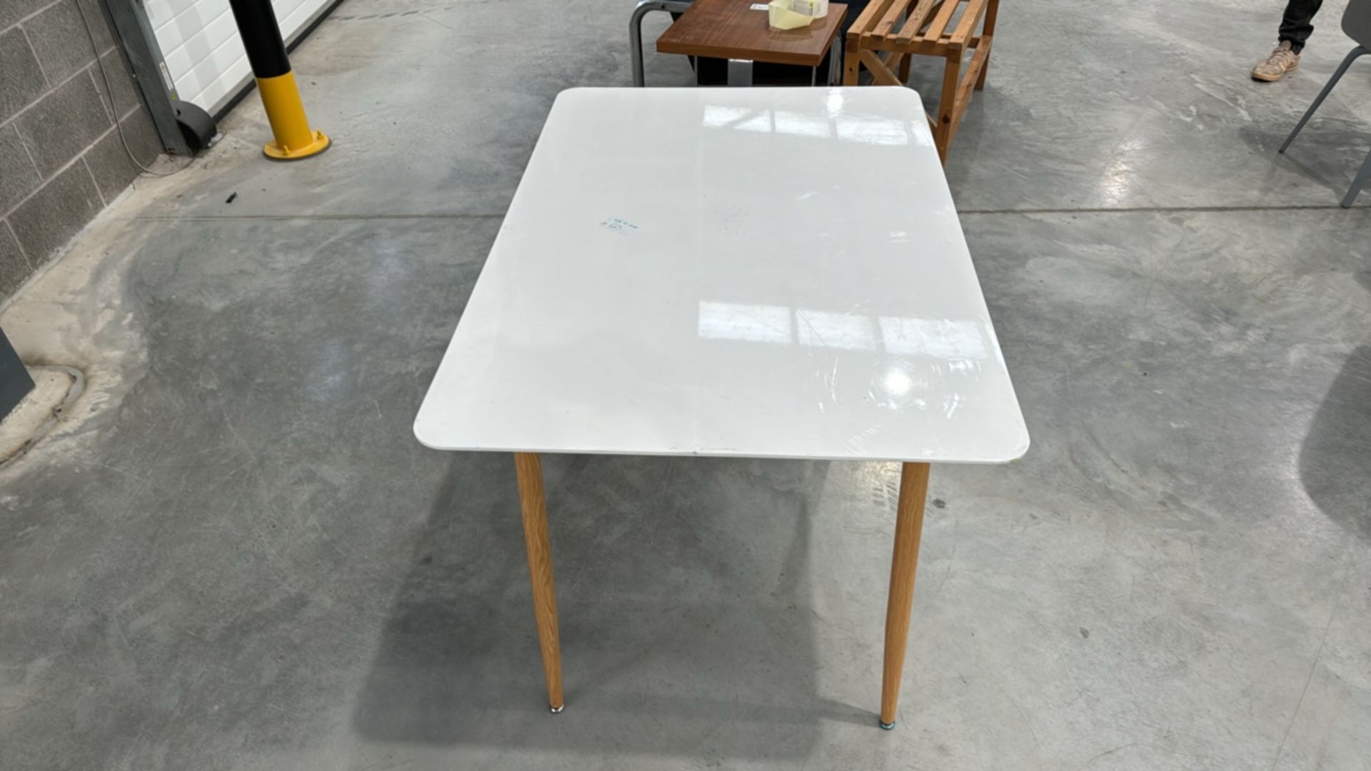 White Gloss Table With Wooden Legs - Image 3 of 4