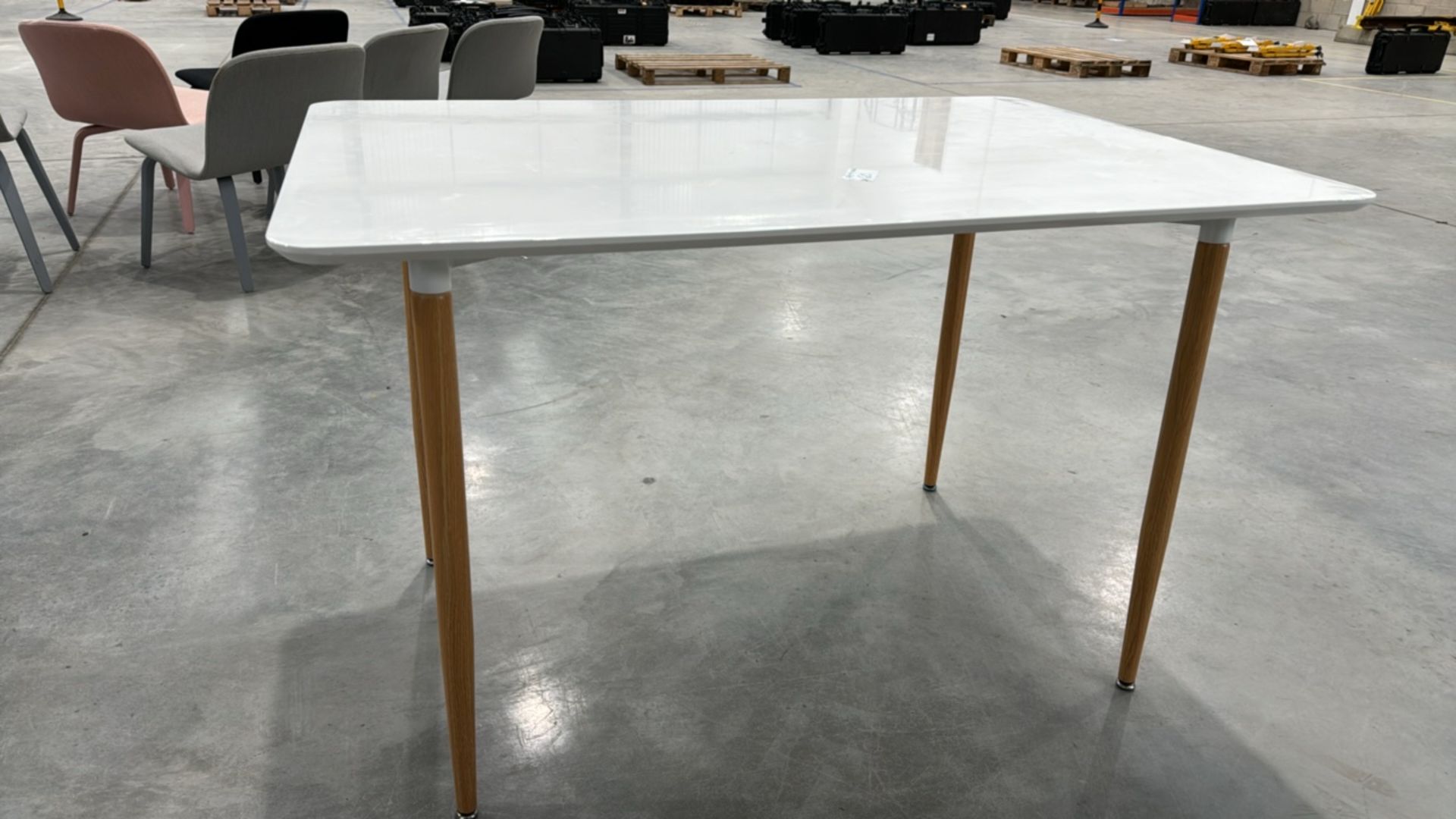 White Gloss Table With Wooden Legs - Image 4 of 4