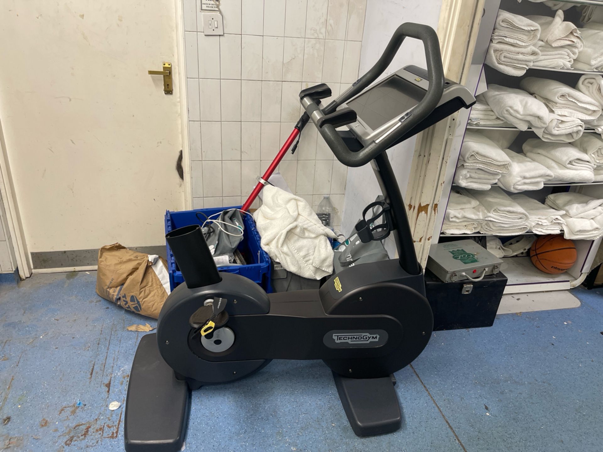 Technogym Upright Bike For Spares & Repairs - Image 2 of 6