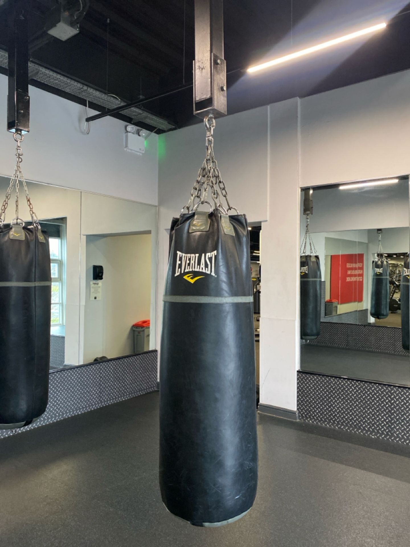 Everlast Boxing Bag x1 - Image 2 of 5