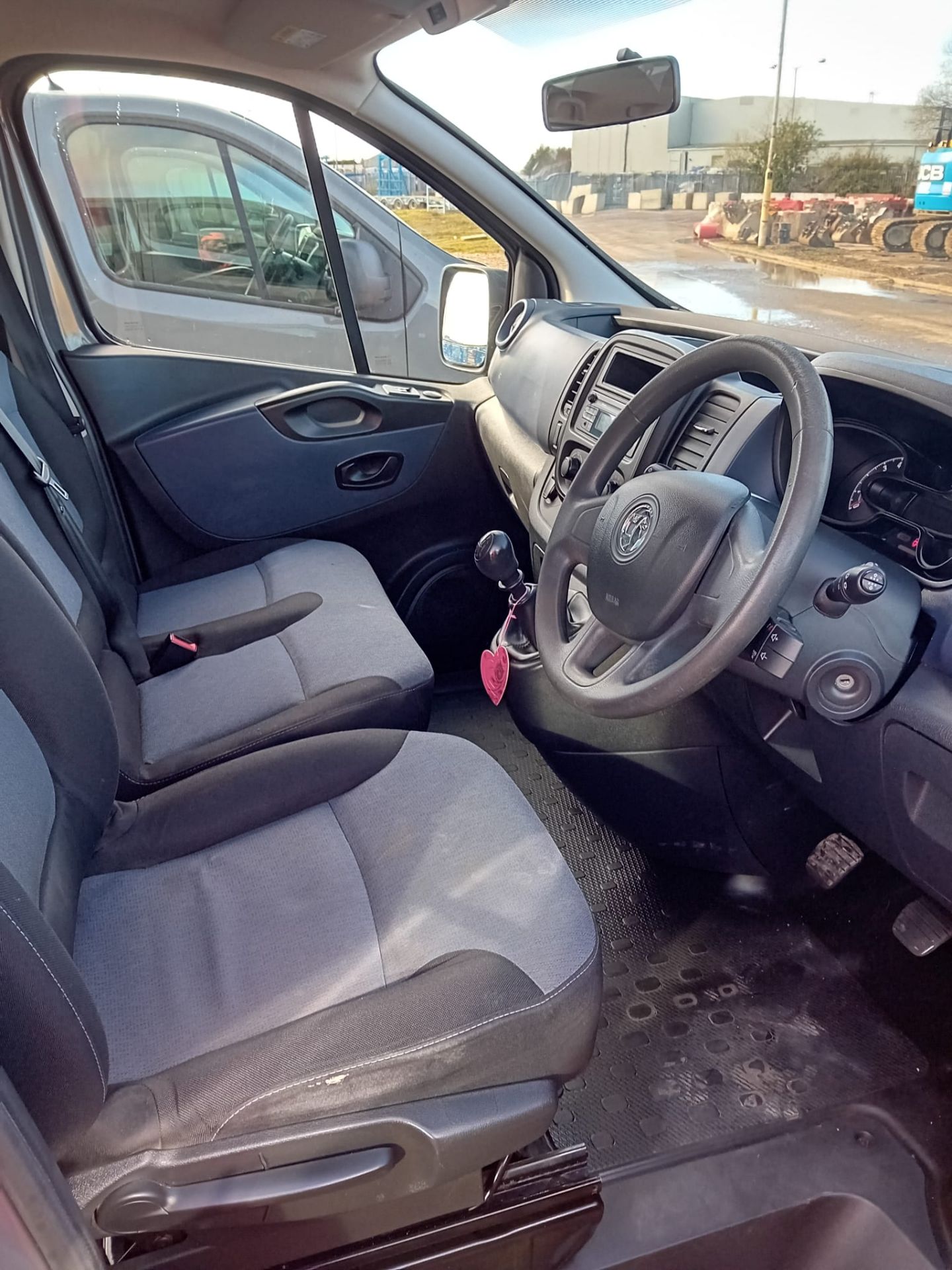 Vauxhall Vivaro 9 Seater - Bild 7 aus 12