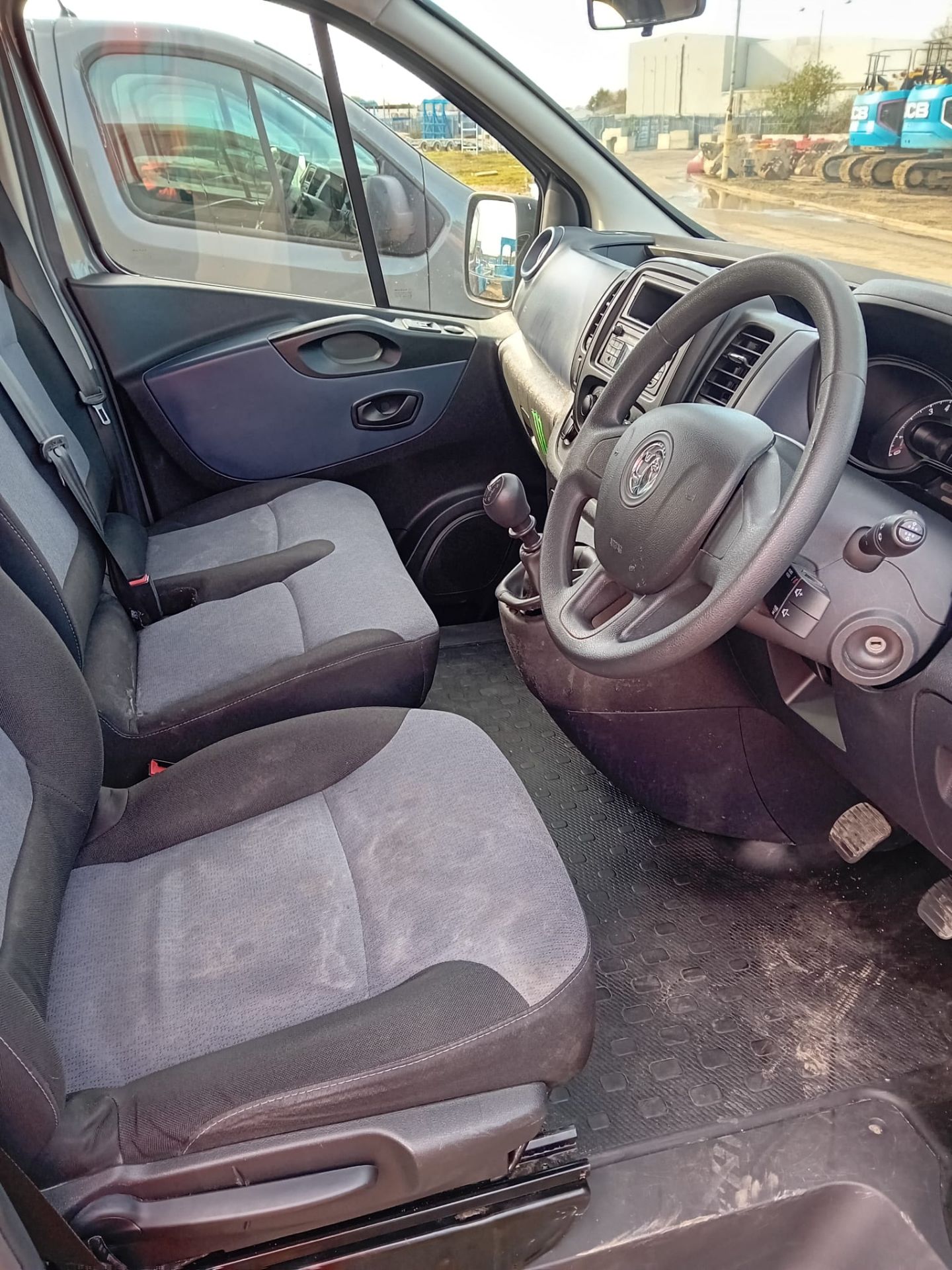 Vauxhall Vivaro 9 Seater - Bild 8 aus 12