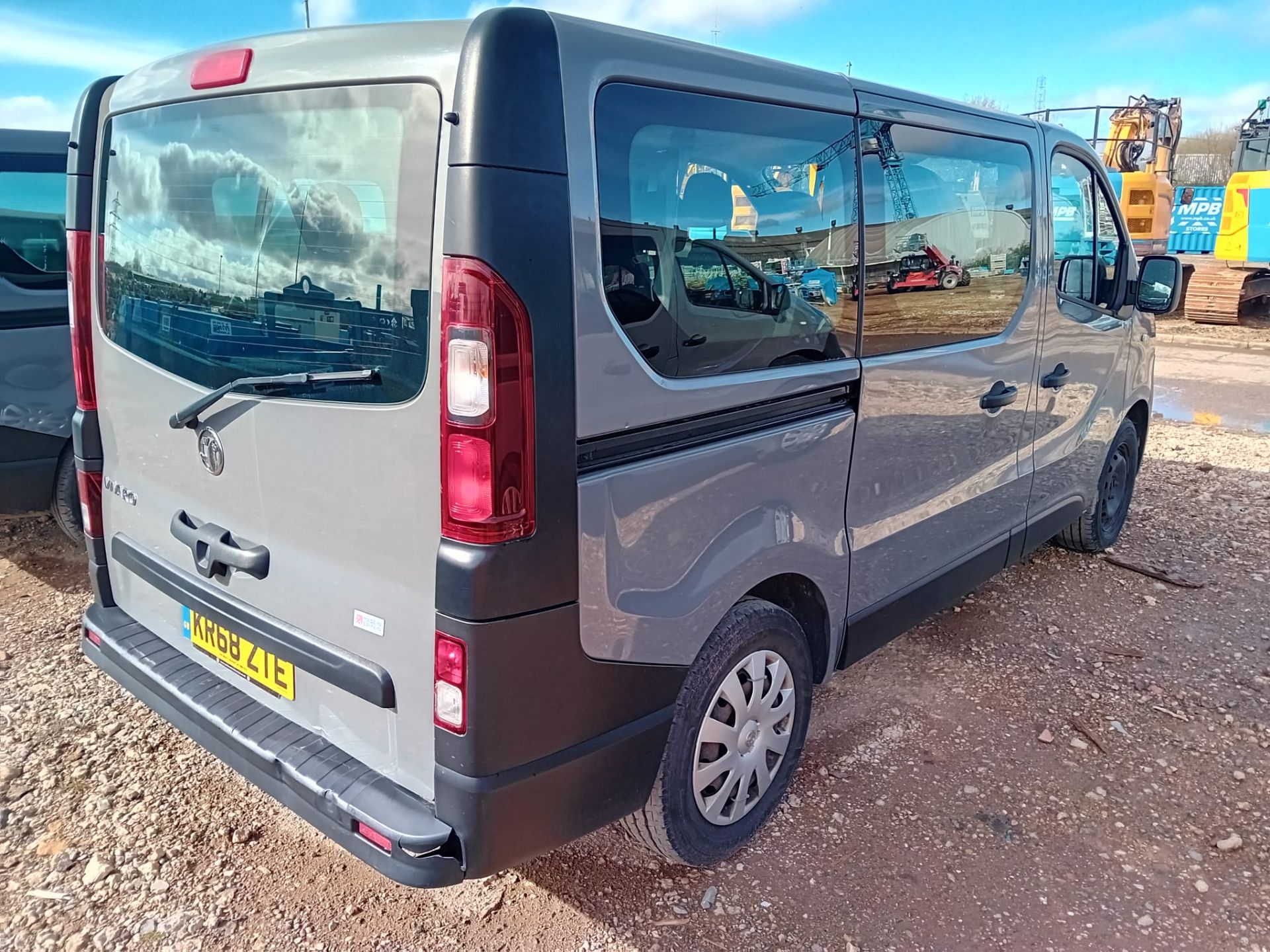 Vauxhall Vivaro 9 Seater - Bild 3 aus 12