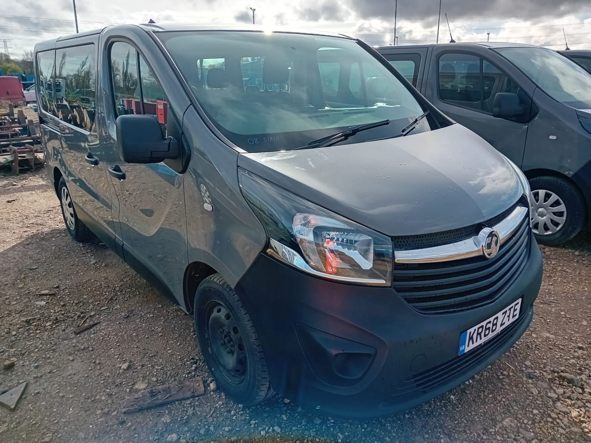 Vauxhall Vivaro 9 Seater - Bild 2 aus 12