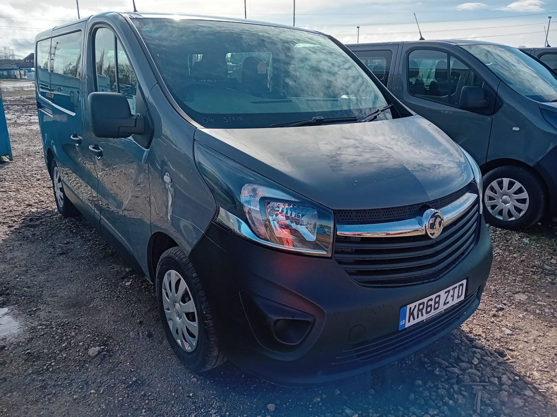 Vauxhall Vivaro 9 Seater - Bild 2 aus 12