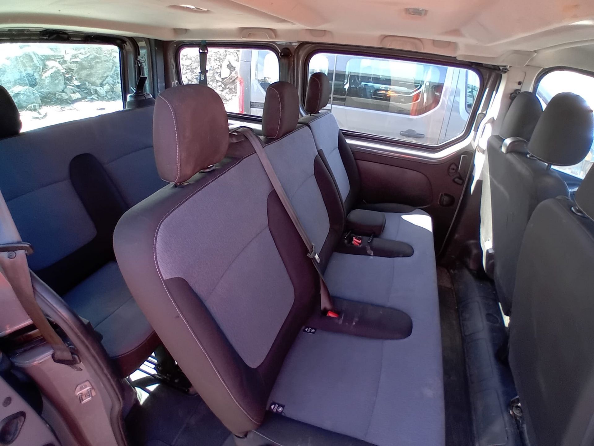 Vauxhall Vivaro 9 Seater - Bild 7 aus 12