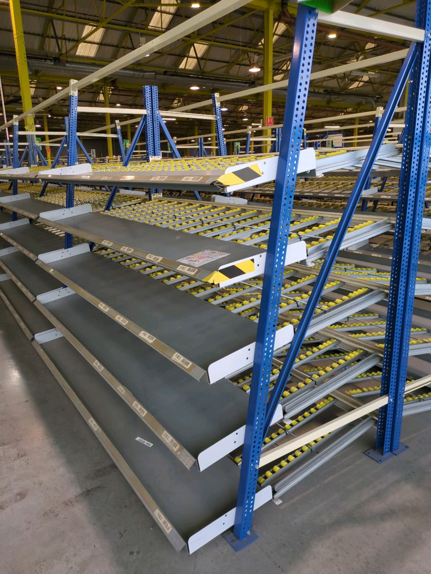 A Run Of 8 Bays Of Back To Back Flow Racks - Image 8 of 11