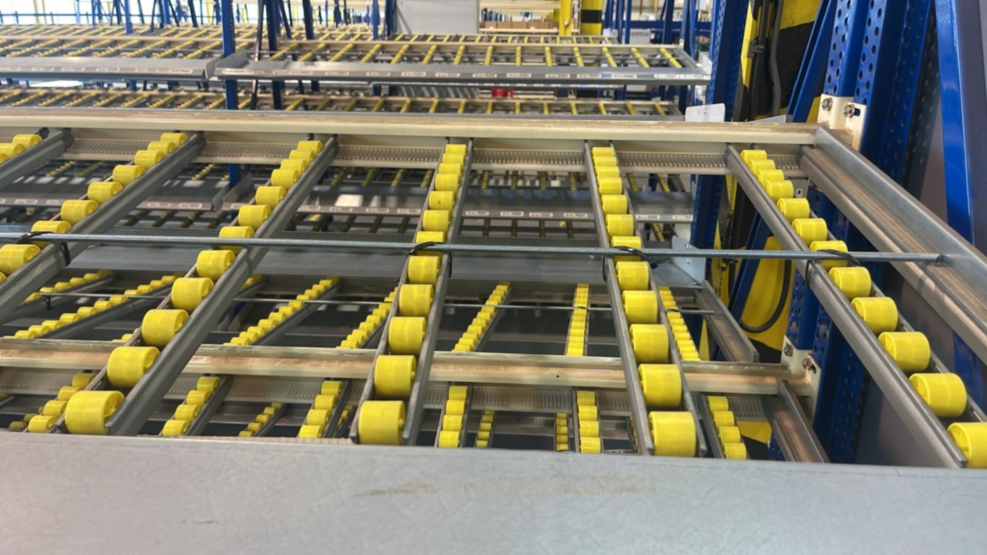 A Run Of 8 Bays Of Back To Back Flow Racks - Image 10 of 12